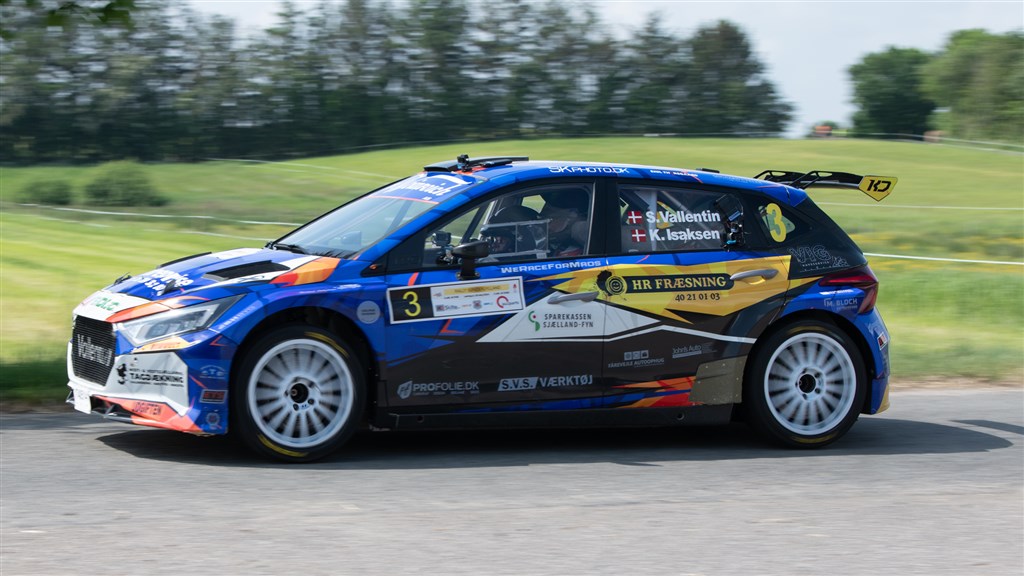 Simon Vallentin fulgte rivalen Kenneth Madsen til dørs og sluttede på andenpladsen i Au2parts Rally Sønderjylland, som indtil videre blev den sidste turneringsrunde for Vallentin Rallysport i Dansk Super Rally.
(Foto: Morten Dam - autoMOTIV/specialpress)